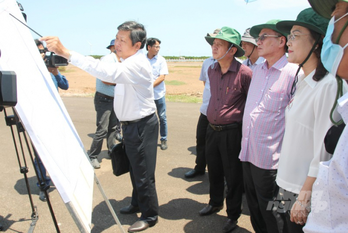 z3163103446128_3ee45f16512a14a96245a7a703008456-095348_9.jpg Bí thư Tỉnh ủy Bạc Liêu - Lữ Văn Hùng, Phó Bí thư Thường trực Tỉnh ủy - Lê Thị Ái Nam và Chủ tịch UBND tỉnh Bạc Liêu - Phạm Văn Thiều đến kiểm tra tiến đọ xây dựng Khu nông nghiệp ứng dụng công nghệ cao phát triển Tôm Bạc Liêu. Ảnh: CTV.