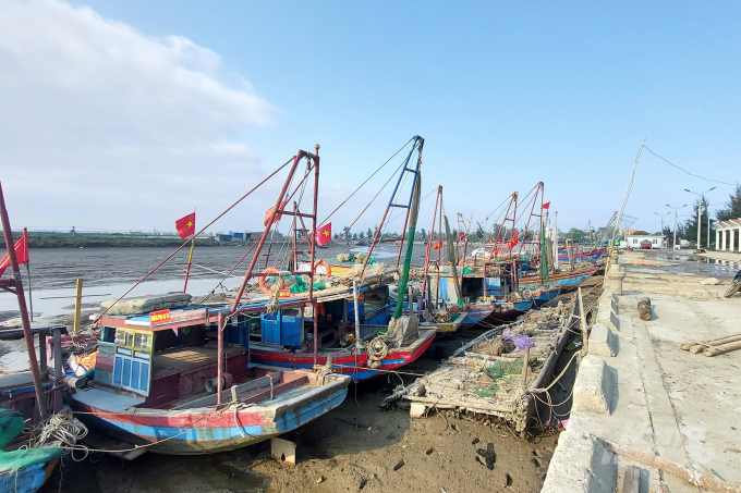 watermark_15-2128_20220317_53.jpg Cảng cá Hoằng Phụ được đầu tư hàng chục tỷ đồng nhưng hiện chỉ có những con tàu nhỏ có thể neo đậu. Ảnh: Võ Dũng.
