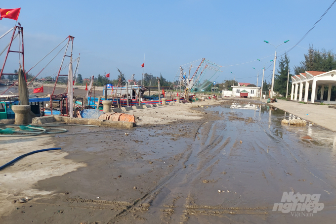 watermark_16-2128_20220317_8.jpg Do không có kinh phí nạo vét, hoạt động èo uột, UBND huyện Hoằng Hóa, Thanh Hóa đang đề xuất cho doanh nghiệp thuê cảng cá Hoằng Phụ. Ảnh: Võ Dũng.