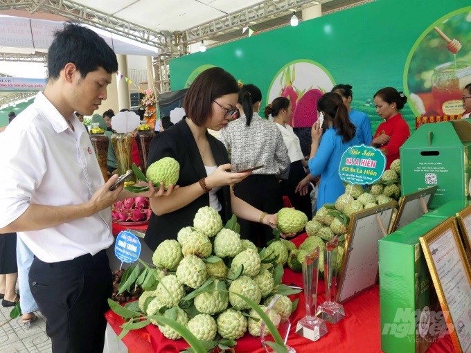 Chợ na La Hiên kéo dài hàng km trên trục Quốc lộ 1B. Ảnh: Đồng Văn Thưởng.