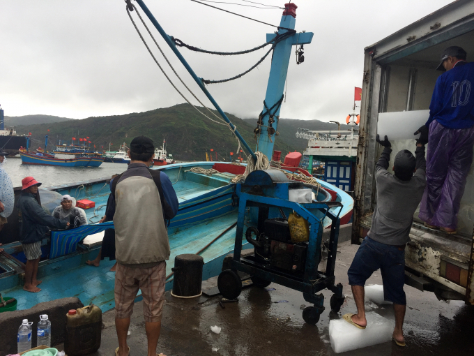 Do giá dầu tăng, đá lạnh cũng tăng theo khoảng hơn 1.000đ/kg. Ảnh: Đ.L.