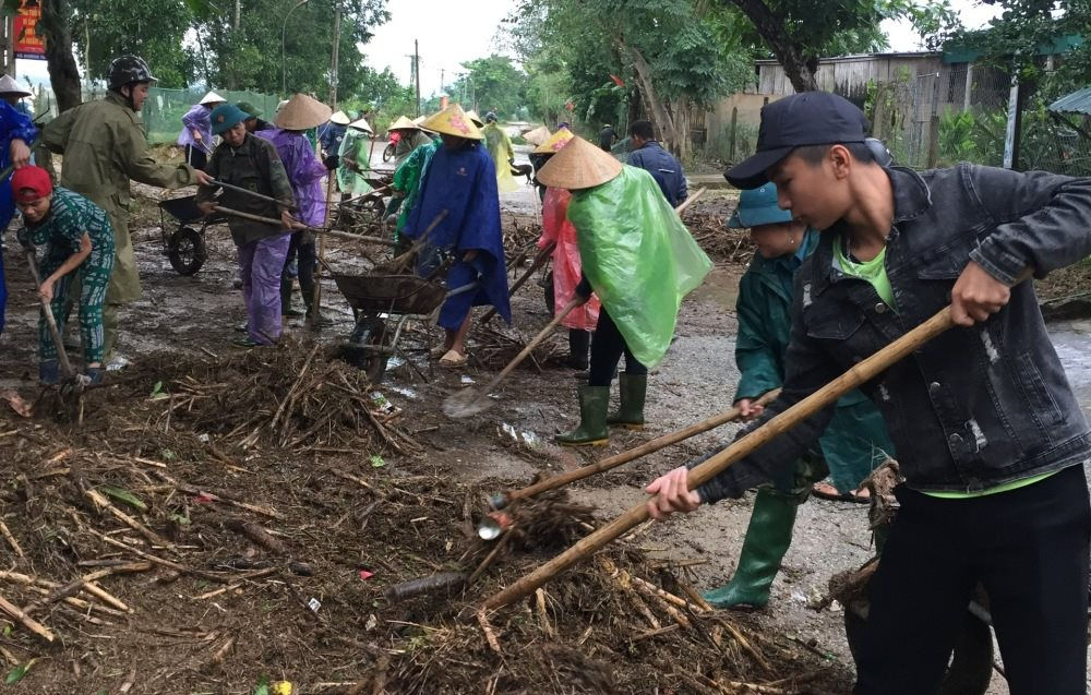 Rất khó để nhận ra nếu ngày thường là những cán bộ, đợt  mưa lũ họ đã "hóa thân" thanh lao công thu dọn rác thải, làm sạch vệ sinh môi trường.