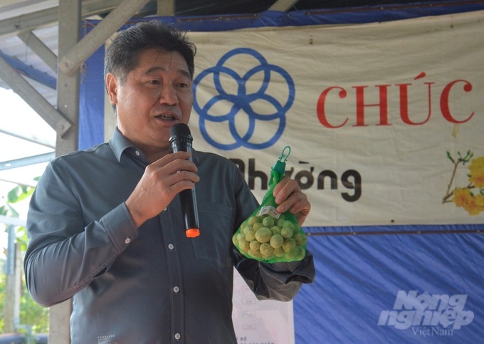 Giám đốc Trung tâm Khuyến nông Quốc gia Lê Quốc Thanh đánh giá mô hình kinh tế tuần hoàn, lấy quy trình canh tác hữu cơ là chính, sản phẩm làm ra rất an toàn, không gây hại cho môi trường. Ảnh: Trung Chánh.