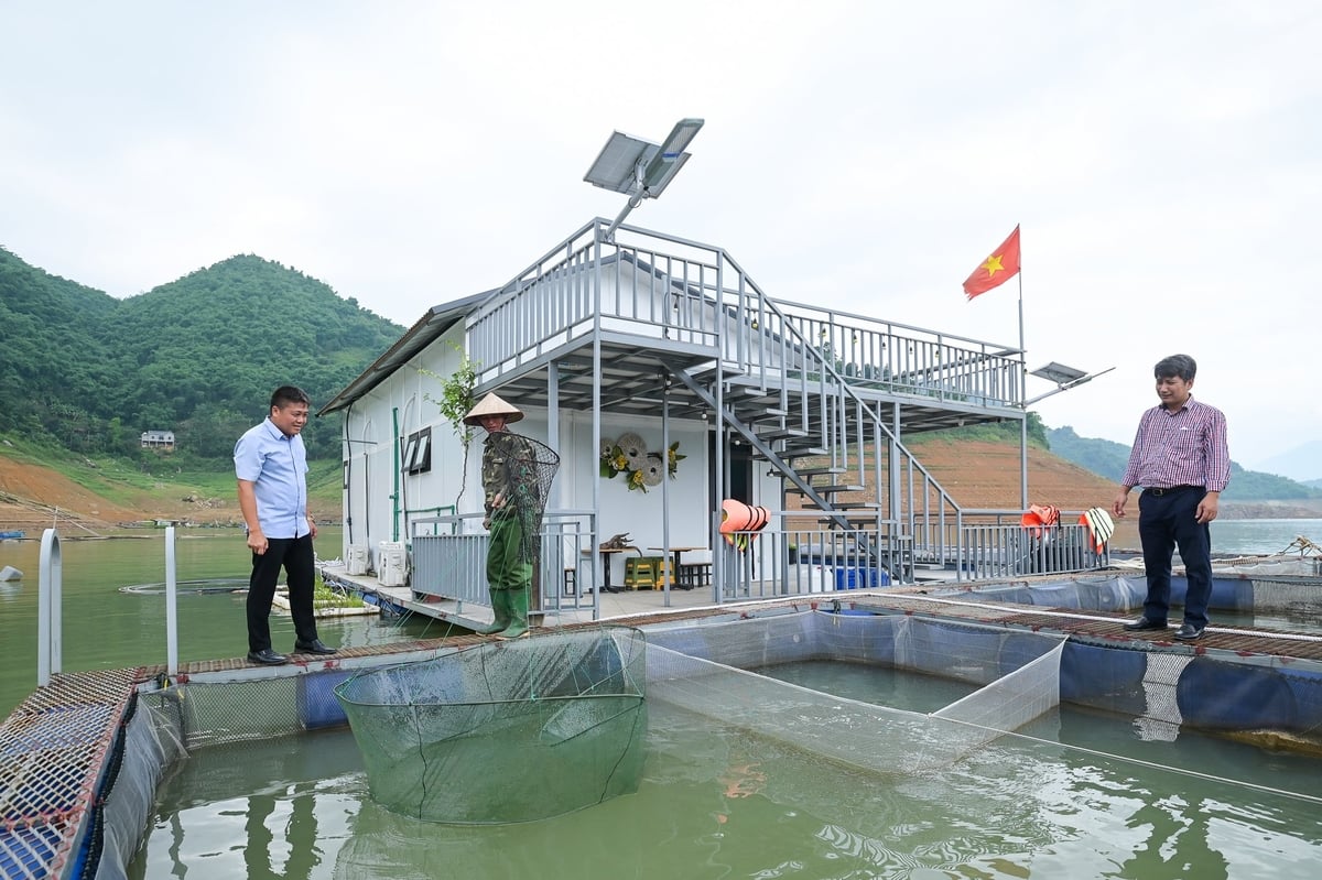 Cán bộ Chi cục Chăn nuôi, Thú y và Thủy sản khuyến cáo người dân các biện pháp ứng phó với điều kiện nước hồ rút sâu. Ảnh: Tùng Đinh. Cán bộ Chi cục Chăn nuôi, Thú y và Thủy sản khuyến cáo người dân các biện pháp ứng phó với điều kiện nước hồ rút sâu. Ảnh: Tùng Đinh.