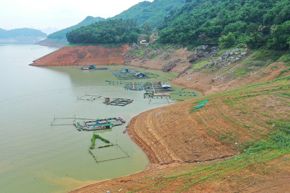 Những ngày đầu tháng 6, mực nước lòng hồ Hòa Bình xuống thấp, gây ra điều kiện bất lợi cho người nuôi trồng thủy sản. Ảnh: Tùng Đinh. Những ngày đầu tháng 6, mực nước lòng hồ Hòa Bình xuống thấp, gây ra điều kiện bất lợi cho người nuôi trồng thủy sản. Ảnh: Tùng Đinh.