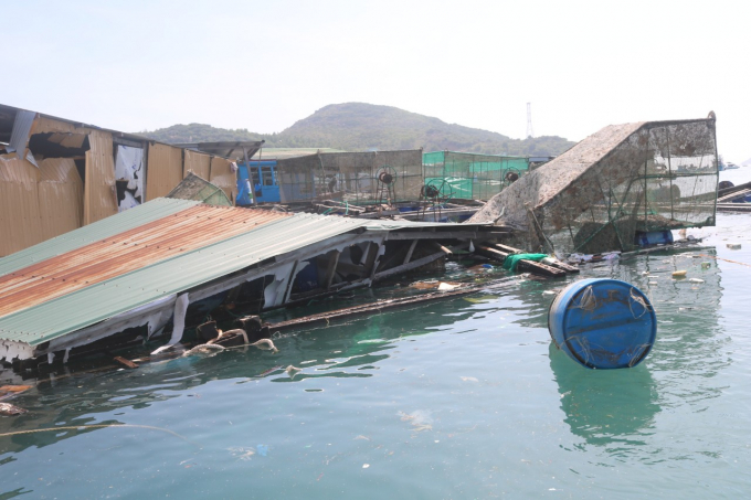 Lồng bè nuôi trồng thủy sản ở Bình Hưng tan nát do sóng lớn gây ra. Ảnh: KS.