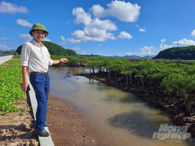 Khu vực nuôi tôm gần biển, nguồn nước biển ven bờ rất dồi dào (ảnh chụp vào thời điểm nước triều xuống). Ảnh: Viết Cường.