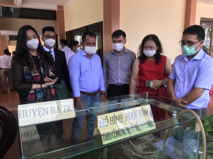 anh2-0756_20220303_787.jpg Doanh nghiệp tham quan gian hàng tôm nuôi theo công nghệ sinh học của anh Trần Văn Vũ (áo xanh ở giữa) tại Lễ tôn vinh nông dân xuất sắc tỉnh Bến Tre lần 2. Ảnh: Minh Đảm.