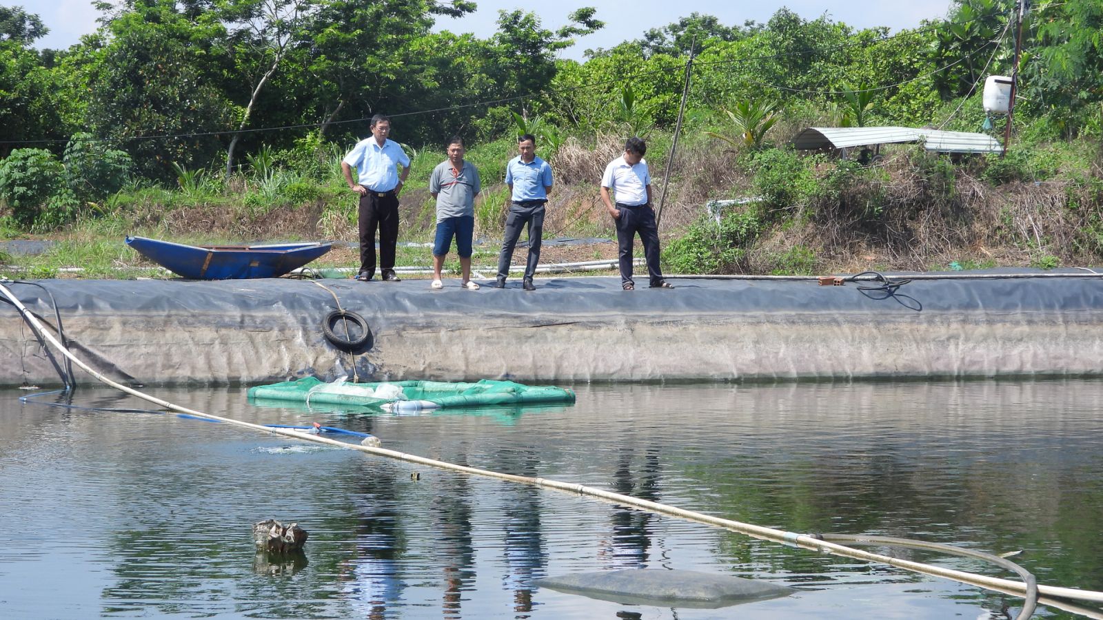 Đoàn công tác Hội Nông dân xã Lộc Hiệp đến thăm học tập mô hình anh Quốc. Ảnh: Trần Trung.