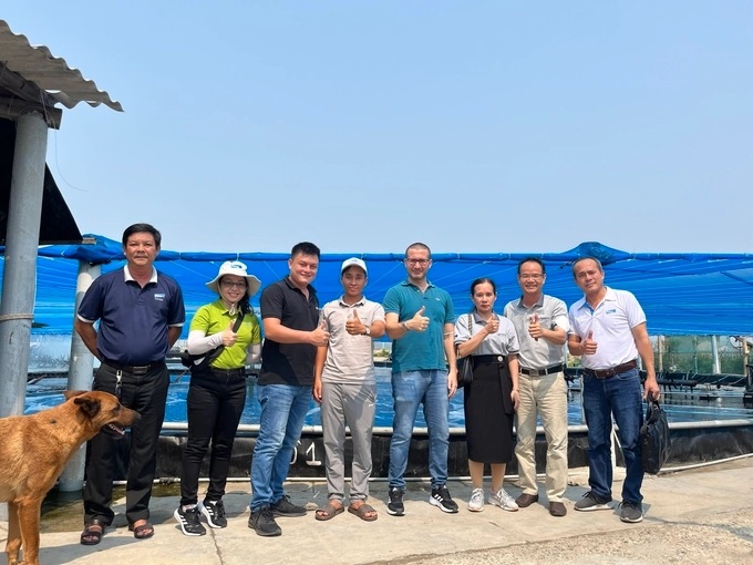 Nguyễn Tất Tùng (đứng giữa), người đầu tiên nuôi tôm công nghệ Semi-Biofloc ở Bình Định. Ảnh: NVCC.