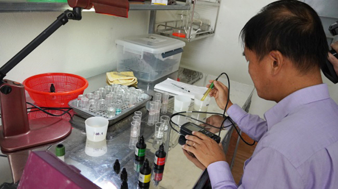 nuoi-tom-ras-1-1923_20211021_748.jpg TS Đỗ Mạnh Hào đang kiểm tra chất lượng nguồn nước sau khi được lọc tuần hoàn. Ảnh: Đinh Mười.