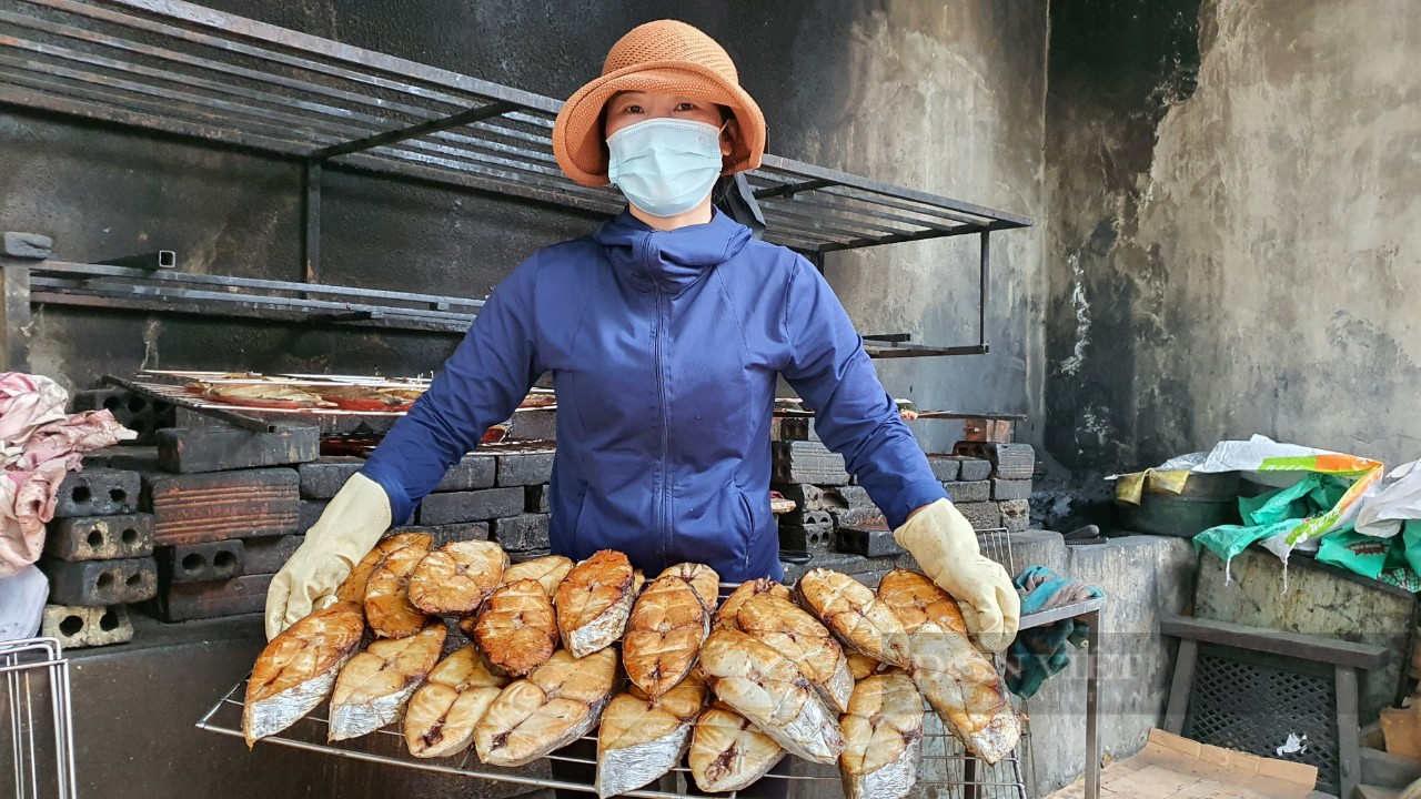 Thanh Hóa: Thơm ngon cá nướng than hoa ở vùng biển Hậu Lộc, ai ăn một lần đều nhớ - Ảnh 2. Thanh Hóa: Thơm ngon cá nướng than hoa ở vùng biển Hậu Lộc, ai ăn một lần đều nhớ - Ảnh 2.