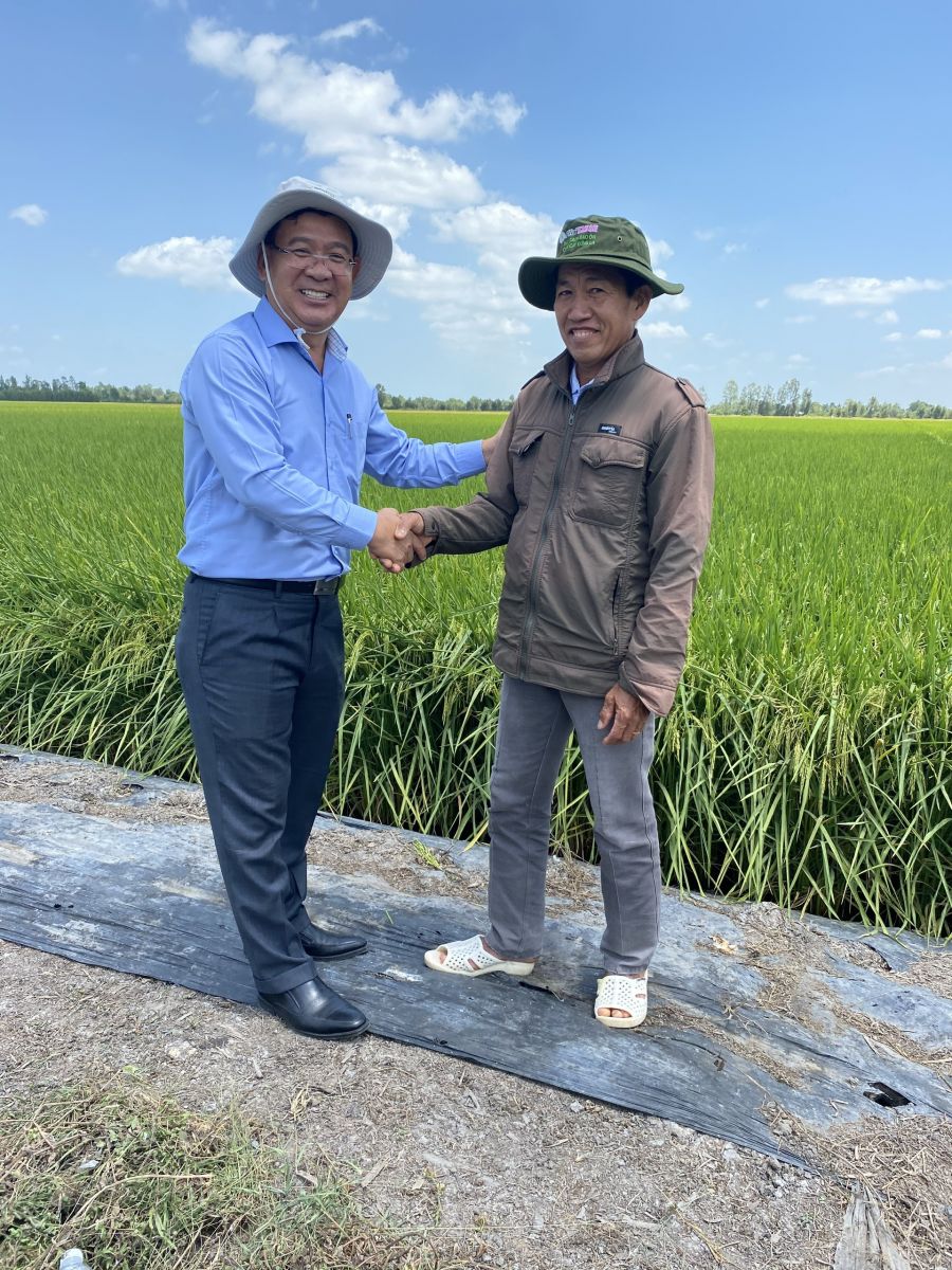 photo-1-_-ong-tran-thanh-vu--tong-giam-doc-cong-ty-tnhh-syngenta-viet-nam-chup-anh-cung-nong-dan-100239_120.jpg Ông Trần Thanh Vũ - Tổng Giám đốc Công ty TNHH Syngenta Việt Nam chụp ảnh cùng nông dân.
