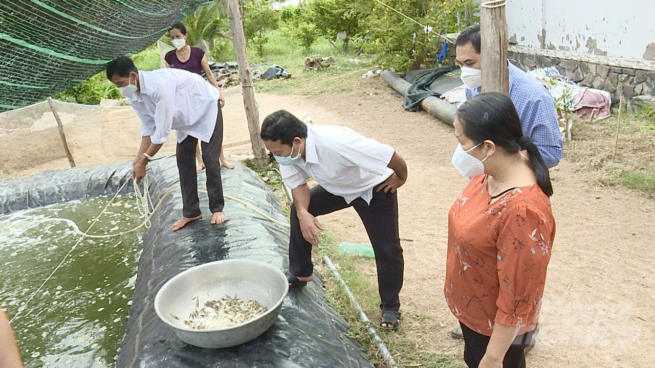 Cán bộ thú y Trà Vinh tăng cường sự hiện diện để hướng dẫn người nuôi tôm về các biện pháp phòng tránh bệnh. Ảnh: Hồ Thảo.