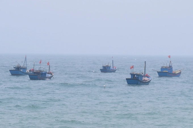 Tàu cá đang hoạt động trên biển. Ảnh: Thanh Kỳ.