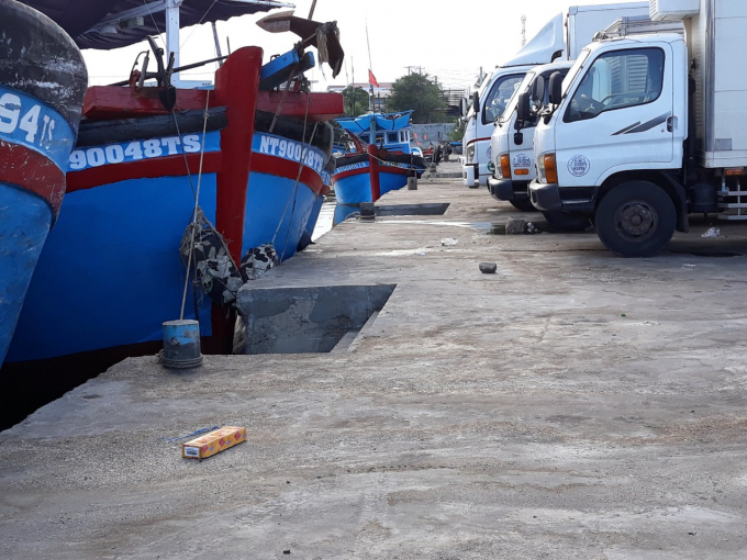 1-103315_751.jpg Thời tiết không thuận lợi, giá dầu tăng cao nên một vài tàu cá chưa thể vươn khơi. Ảnh: M.P.
