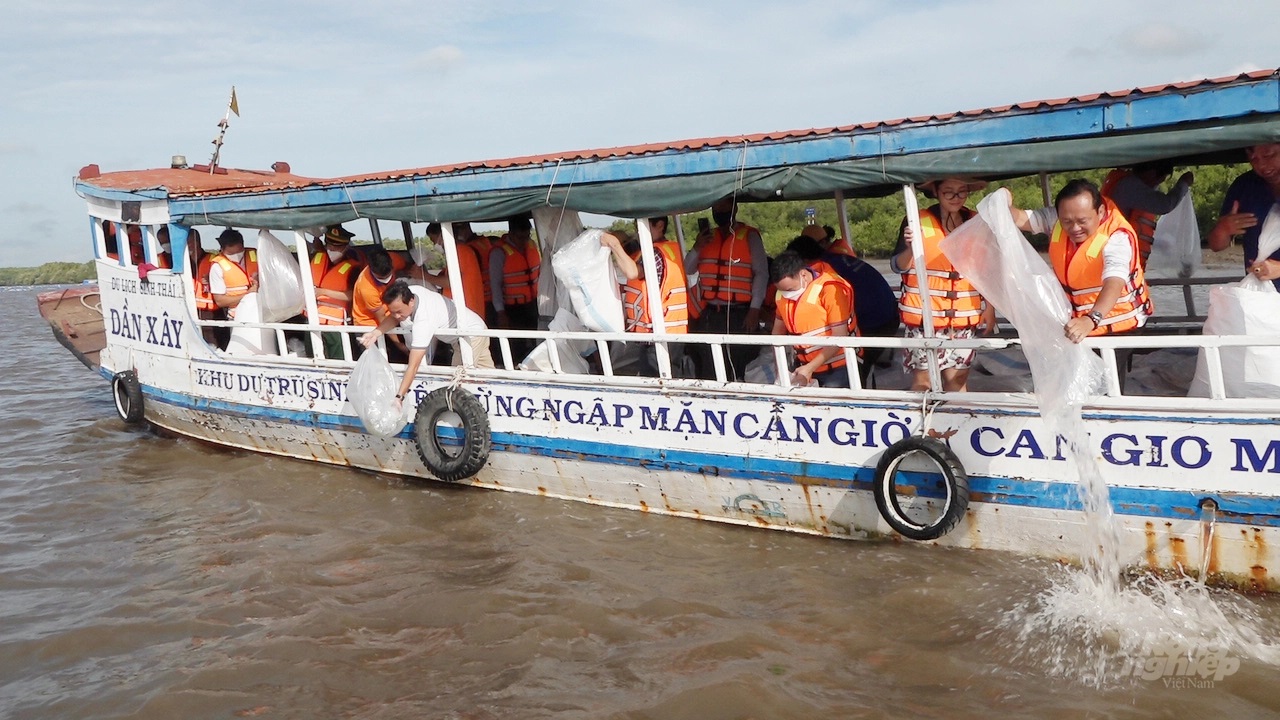 Đoàn đại biểu nhân dân cũng tích cực tham gia hoạt động thả cá tái tạo nguồn lợi thuỷ sản. Ảnh: Minh Sáng. 