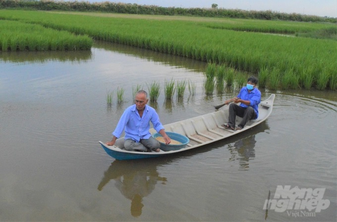 Lực lượng thú y cơ sở được tỉnh Kiên Giang bố trí tại Tổ Kinh tế kỹ thuật xã, đã sát cánh đồng hành cùng với ngư dân, giúp phòng chống và kiểm soát tốt dịch bệnh thủy sản hiệu quả. Ảnh: Trung Chánh.