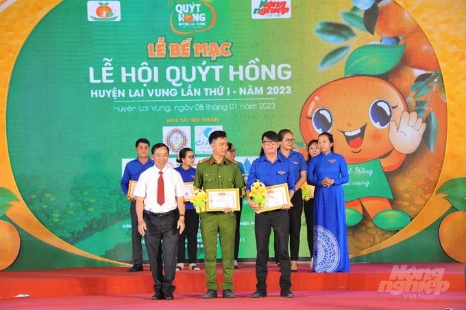 Ban tổ chức trao giải Ngất cho các đội ban ngành của huyện, xã tham gia hội thi mâm ngũ quả đẹp.