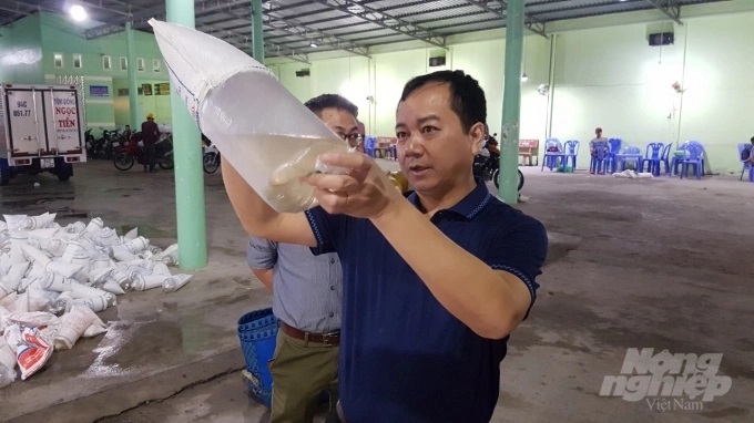 xay-3-truc-hanh-dong-dua-nuoi-bien-thanh-nganh-hang-gia-tri-cao-111947_809.jpg Tổng cục trưởng Trần Đình Luân kiểm tra chất lượng con giống thủy sản.